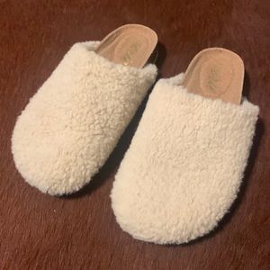 Aerie cream Sherpa clogs. Size 6. Tags still on.